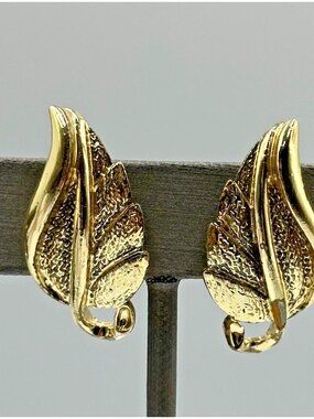 Vintage Coro Earrings Gold Tone Leaf Screw Back Retro Costume Jewelry 1 Inch